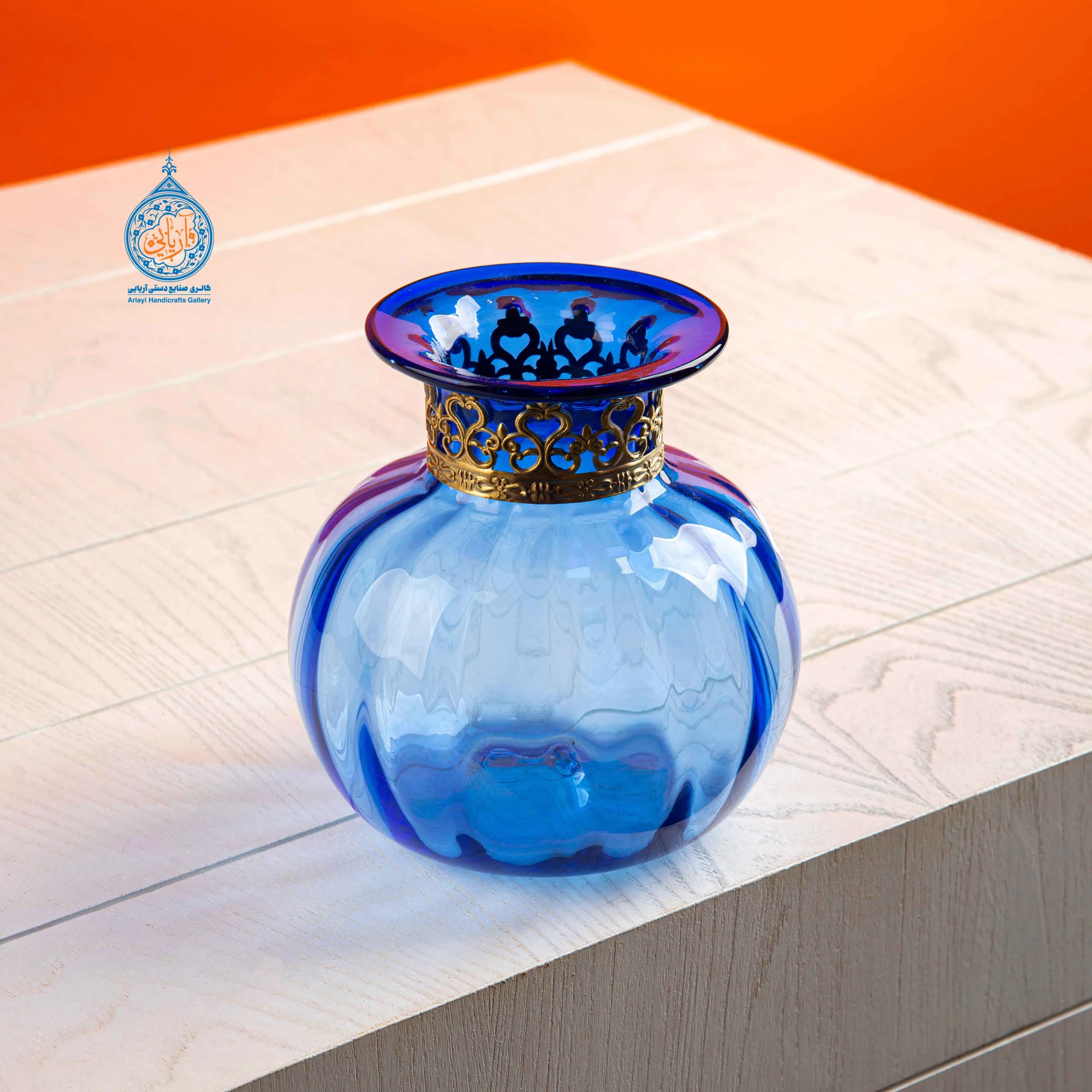 گلدان شیشه ای رنگ آبی گلدان شیشهای رنگ آبی یک وسیله دکوری است که از شیشه ساخته شده و آن را با رنگ آبی تزیین کردهاند.